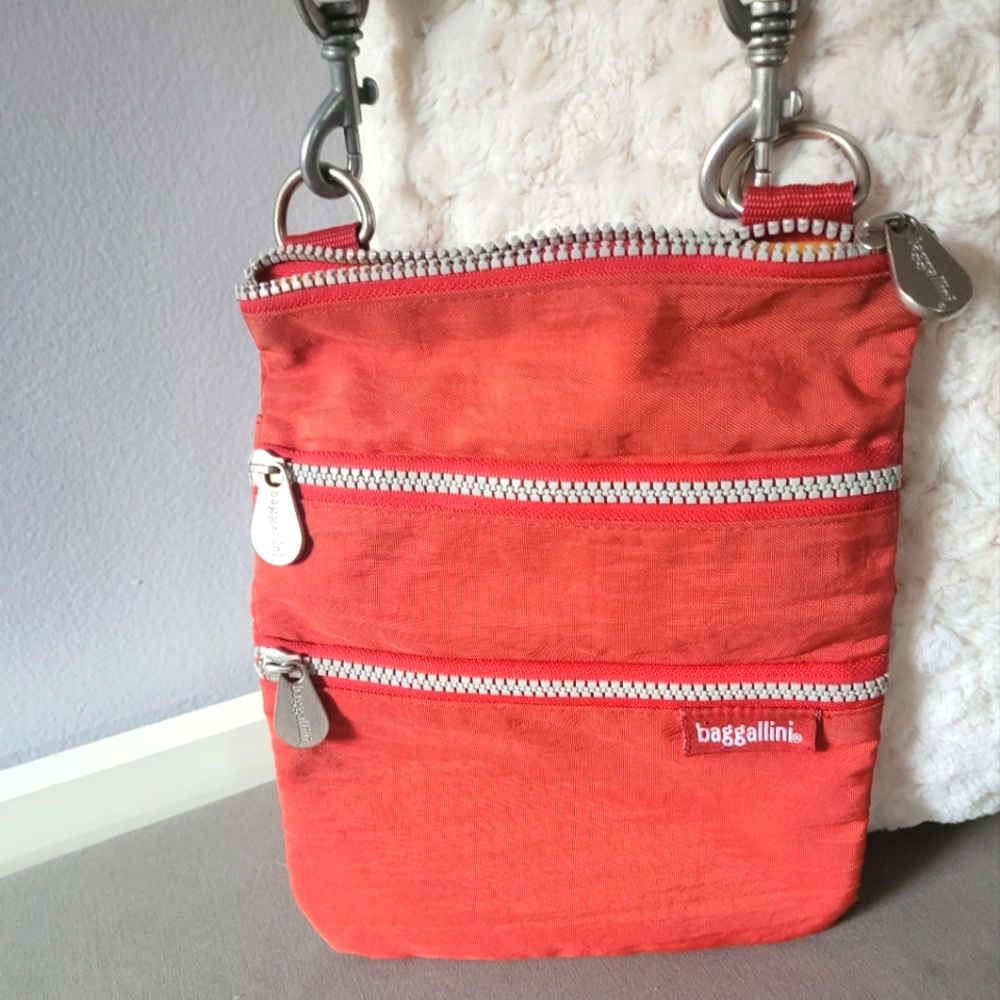 Baggallini coral/rust color